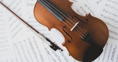 Violino e spartiti musicali